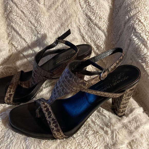 DONALD J PLINER PEGGY LEATHER T-STRAP HEELED SANDAL Sz 8 - Picture 9 of 16